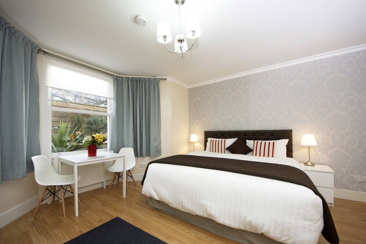 Superior Studio | Blackout drapes, iron/ironing board, cribs (free), WiFi (free)
