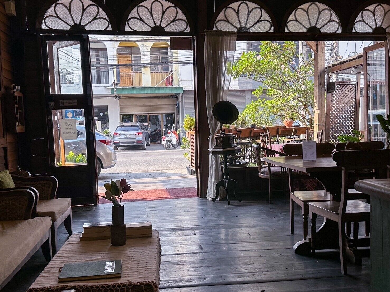 Een 32-inch lcd-televisie met kabelzenders en televisie