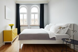 In-room safe, individually decorated, individually furnished - Crownhill Apartments (Kraków)