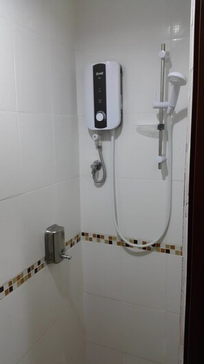 Family Room | Bathroom shower - First and New Star Hotel (Kuala Lumpur)