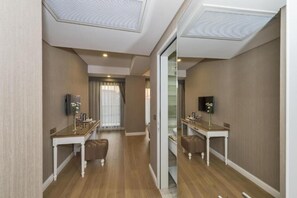 Minibar, caja de seguridad en la habitación y escritorio