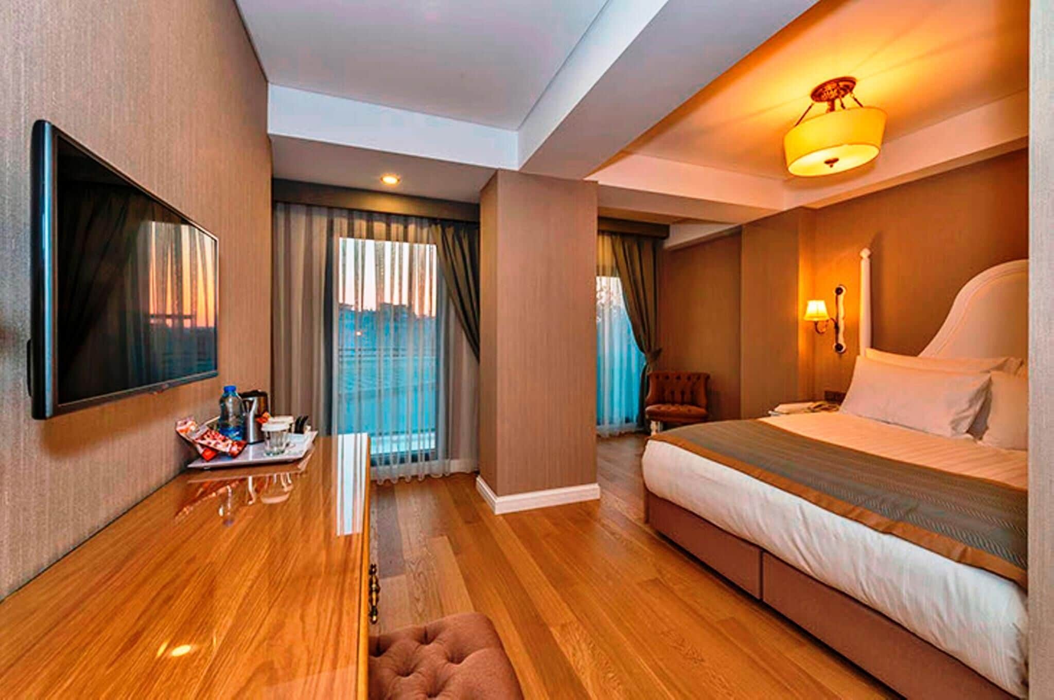 Standard Double or Twin Room | Minibar, in-room safe, desk, soundproofing