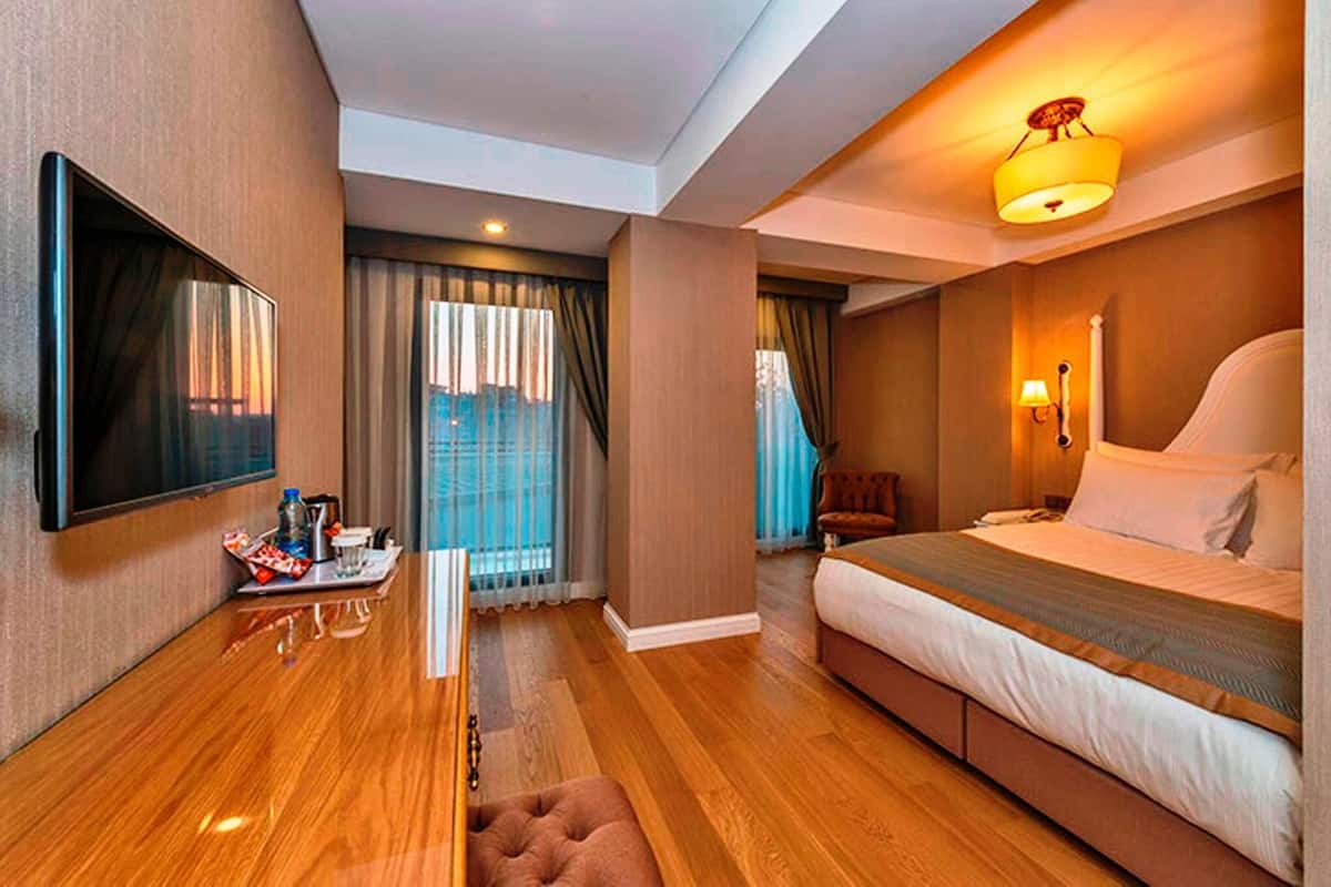 Standard Double or Twin Room | Minibar, in-room safe, desk, soundproofing