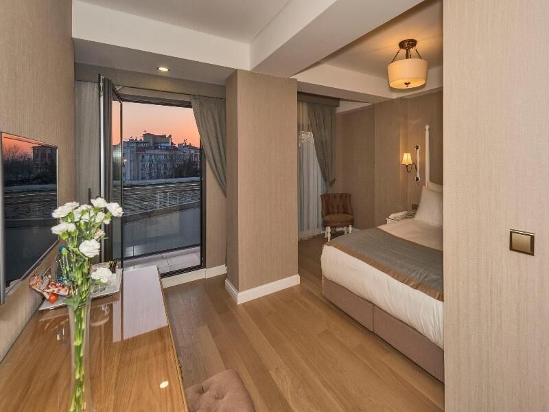 Standard Double or Twin Room | Minibar, in-room safe, desk, soundproofing
