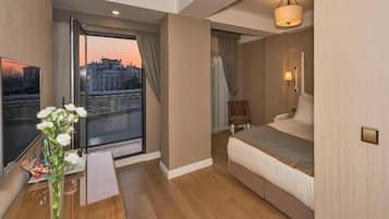 Standard Double or Twin Room | Minibar, in-room safe, desk, soundproofing