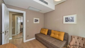 Suite | Een minibar, een kluis op de kamer, een bureau, geluiddichte muren