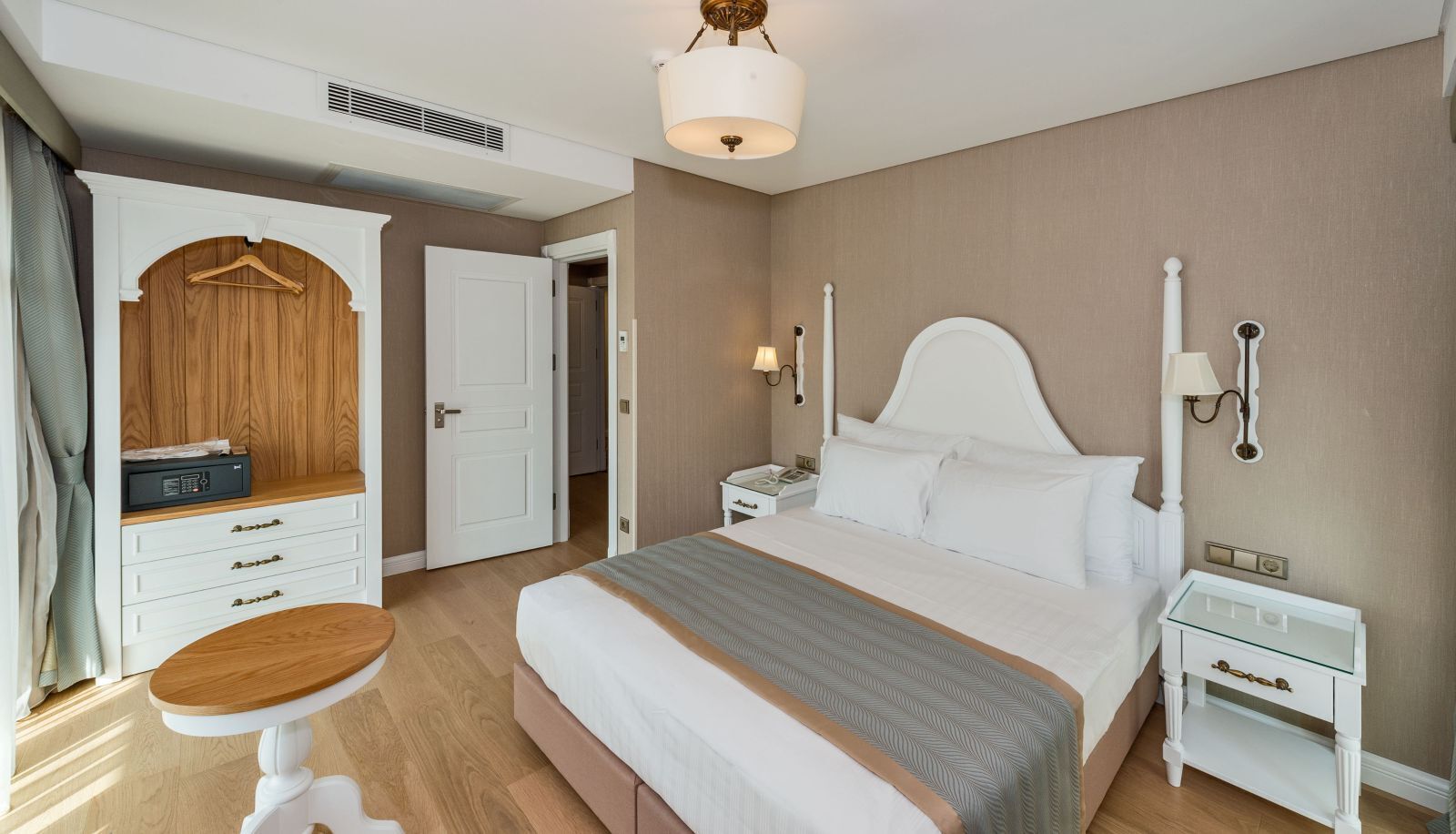 Standard Double or Twin Room | Minibar, in-room safe, desk, soundproofing