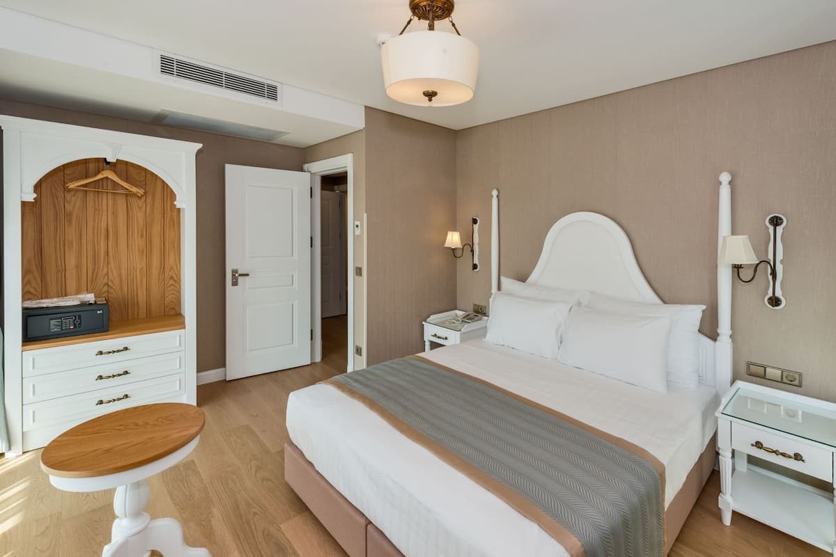 Standard Double or Twin Room | Minibar, in-room safe, desk, soundproofing