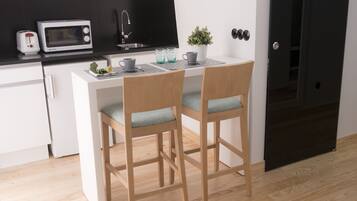 Monolocale (2P) | Angolo cottura privato | Frigorifero, microonde, piano cottura, macchina per caffè espresso