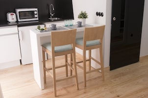 Estúdio (2P) | Cozinha americana privada | Geladeira, micro-ondas, cooktop, máquina de café expresso