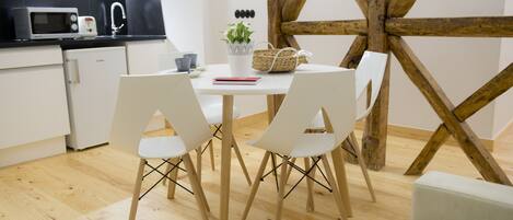 Departamento, 1 habitación | Cocineta privada | Refrigerador, microondas, parrilla de estufa y cafetera de espresso