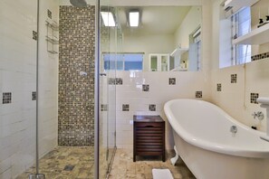 Free toiletries, hair dryer, bathrobes, towels - Hermanus Lodge on the Green (Hermanus)
