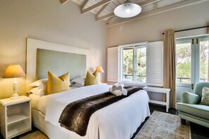 Deluxe Double or Twin Room | Premium bedding, in-room safe, individually decorated - Hermanus Lodge on the Green (Hermanus)