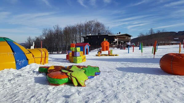 Área de juegos infantiles al aire libre