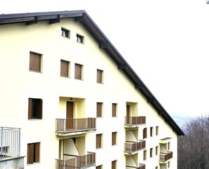 Un edificio de varios pisos con balcones y ventanas.