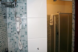 Douche, articles de toilette gratuits, sèche-cheveux, bidet