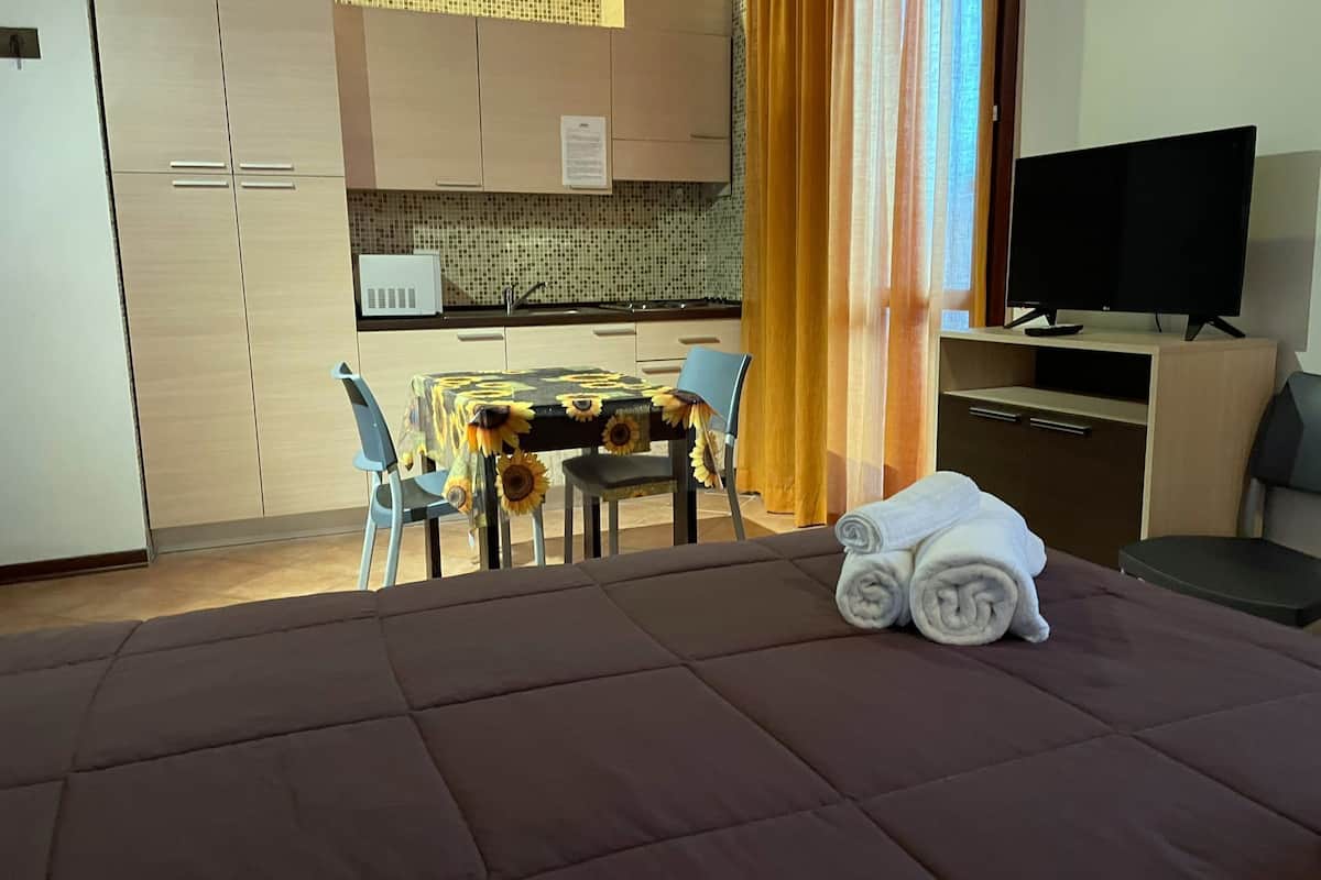 Eenvoudig appartement, 1 tweepersoonsbed | 1 slaapkamer, geluiddichte muren, gratis wifi