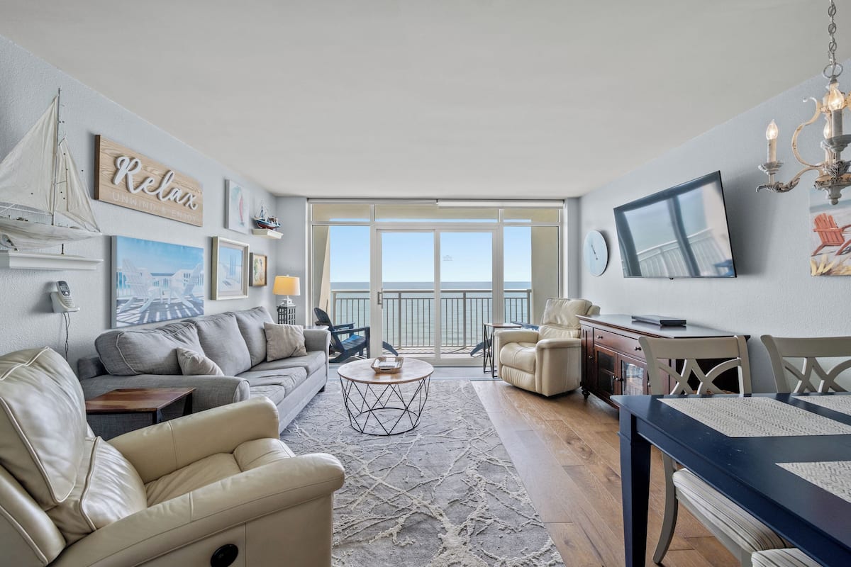 Luxury Condo, 1 Bedroom, Ocean View, Oceanfront (1413) | 客廳 | 電視、DVD 播放機