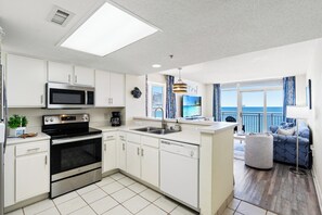Condo, 2 Bedrooms, Ocean View, Oceanfront (1032) | Private kitchen