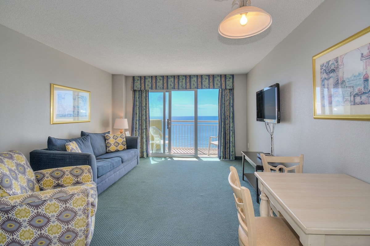 Condo, 1 Bedroom, Ocean View, Oceanfront (1938) | Zona de estar | Una televisión, un reproductor de DVD
