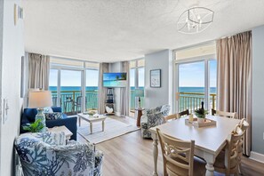 Condo, 2 Bedrooms, Ocean View, Oceanfront (1940) | 客廳 | 電視、DVD 播放機