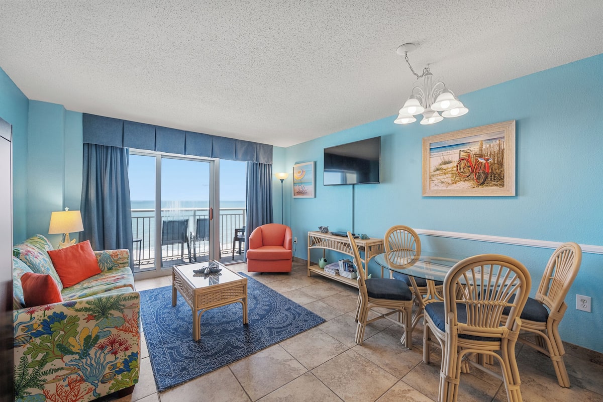 Deluxe Condo, 1 Bedroom, Ocean View, Oceanfront (838) | 客廳 | 電視、DVD 播放機