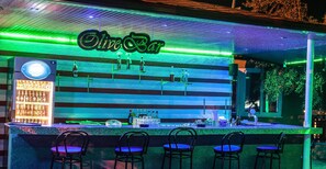 3 bars-salons, 4 bars attenants à la piscine