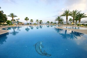 Indoor pool, 5 outdoor pools, open 6 AM to 7 PM, free pool cabanas - Lonicera World (Alanya)
