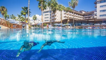 Innenpool, 5 Außenpools, Cabañas (kostenlos), Sonnenschirme