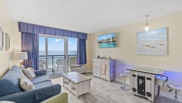 Condo, 1 chambre, balcon, au bord de l’océan (838) | Aire de séjour | Téléviseur