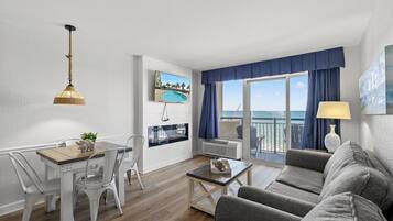 Condo, 2 chambres, balcon, au bord de l’océan (838) | Aire de séjour | Téléviseur