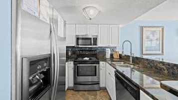 Kondominium, 2 kamar tidur, perapian, tepi laut (601 - Corner Unit) | Dapur pribadi | Lemari es besar, microwave, kompor, dan mesin pencuci piring