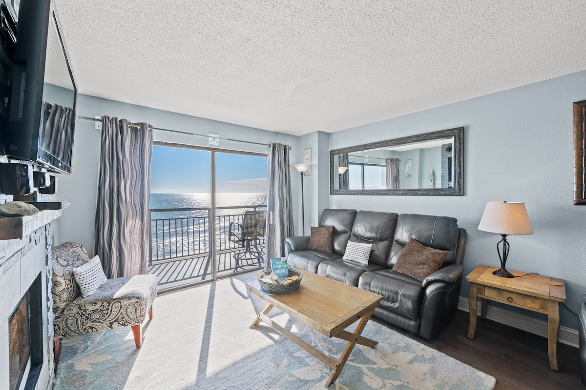 Condo, 2 chambres, foyer, au bord de l’océan (601 - Corner Unit) | Aire de séjour | Téléviseur, lecteur de DVD