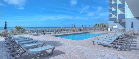 Inomhuspool, utomhuspool och solstolar