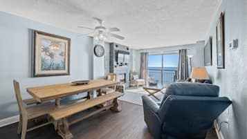 Condo, 2 habitaciones, chimenea, frente al océano (601 - Corner Unit) | Servicio a la habitación