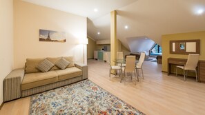 Suite – junior | Oppholdsområde | Flatskjerm-TV