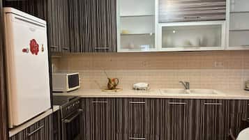 Departamento familiar, 2 habitaciones | Cocina privada | Refrigerador, horno, parrilla de estufa y tetera eléctrica