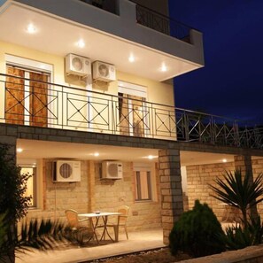 Porch - Villa Christine (Kymi-Aliveri)