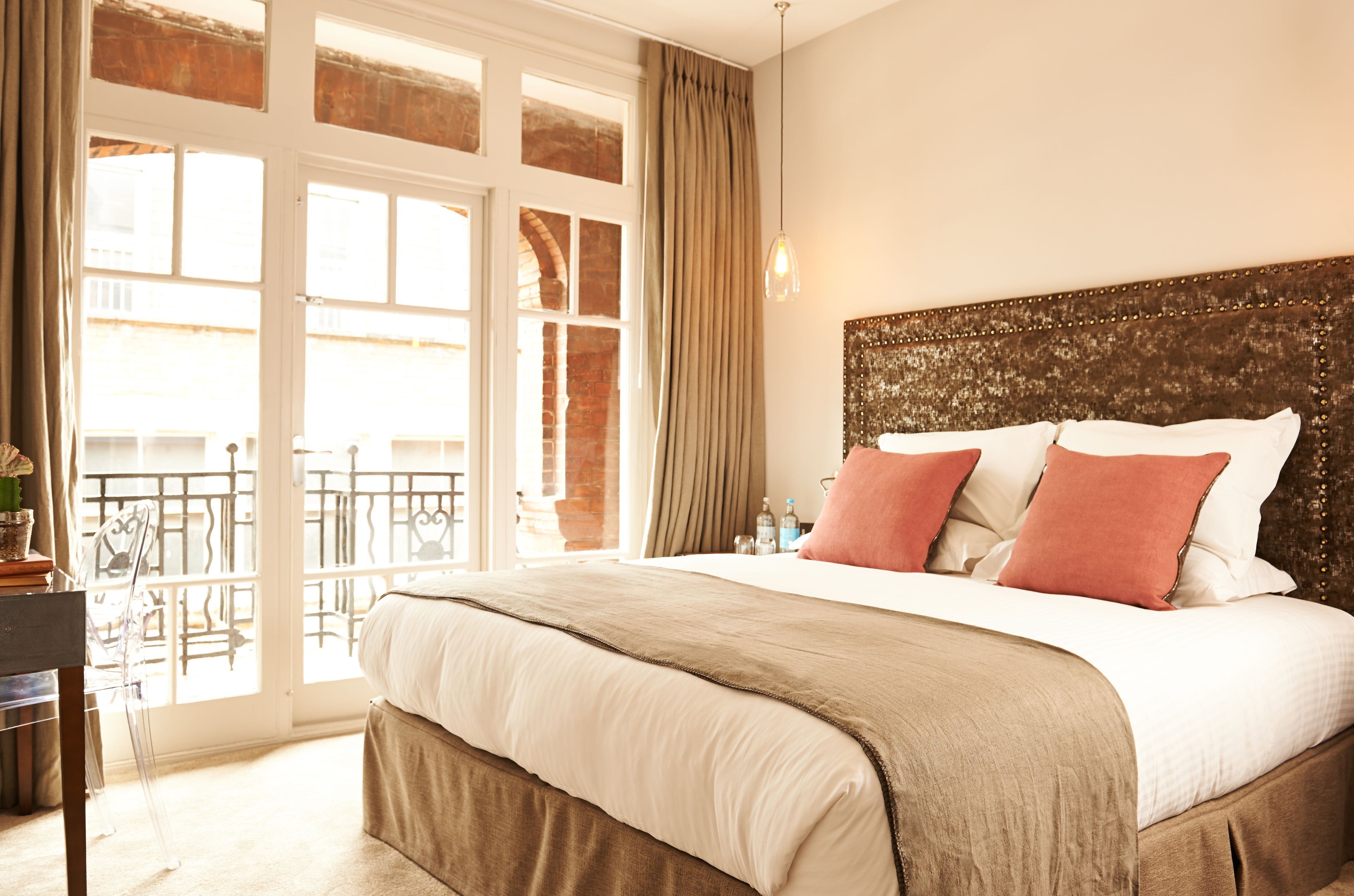 Premium bedding, desk, iron/ironing board, free WiFi