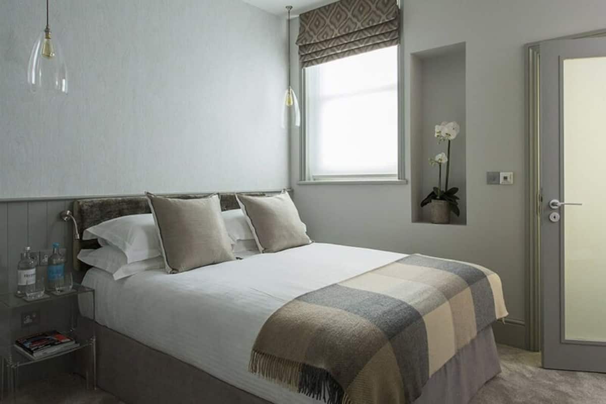 Sängtillbehör av högsta kvalitet, skrivbord och strykjärn/strykbräda