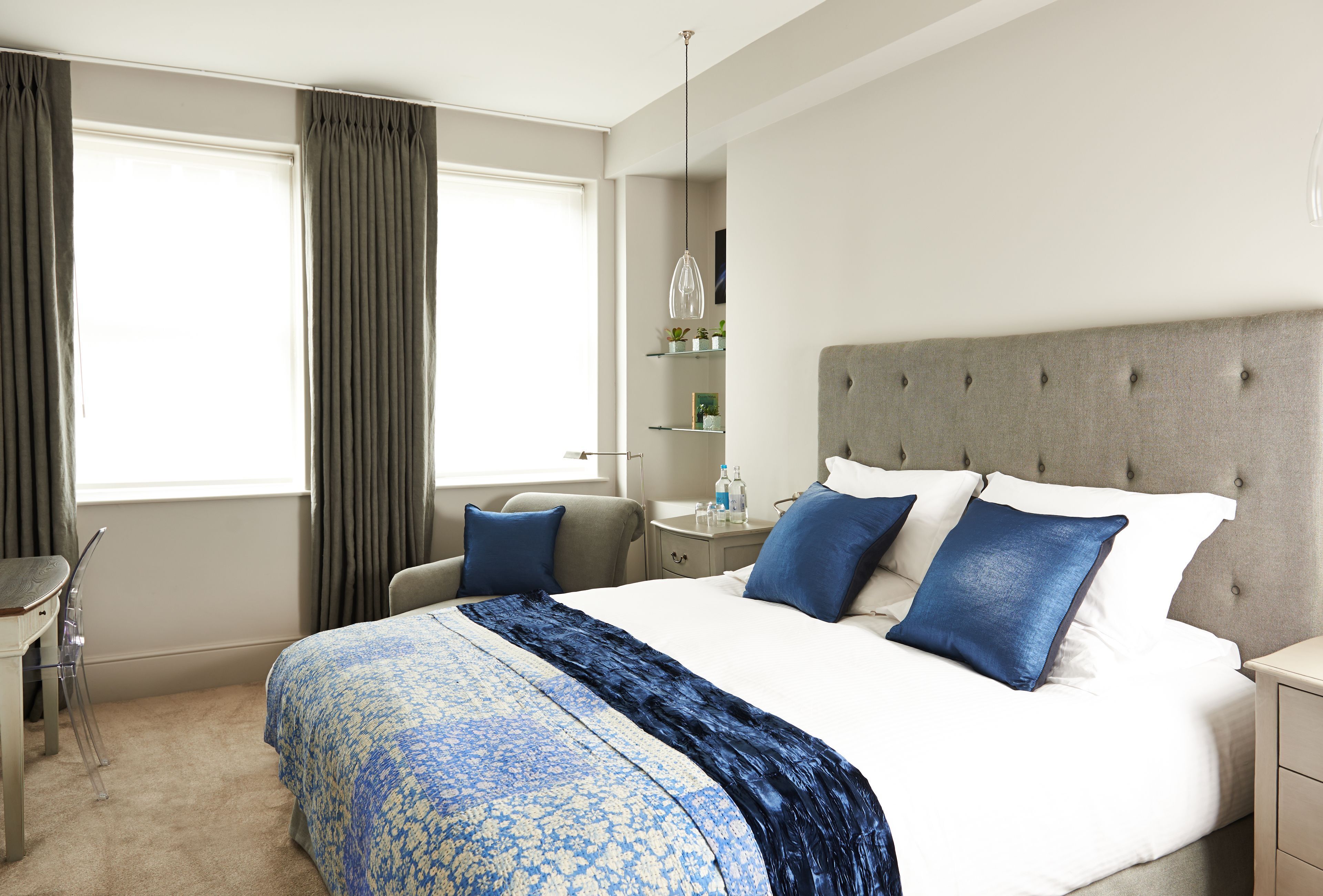 Premium bedding, desk, iron/ironing board, free WiFi