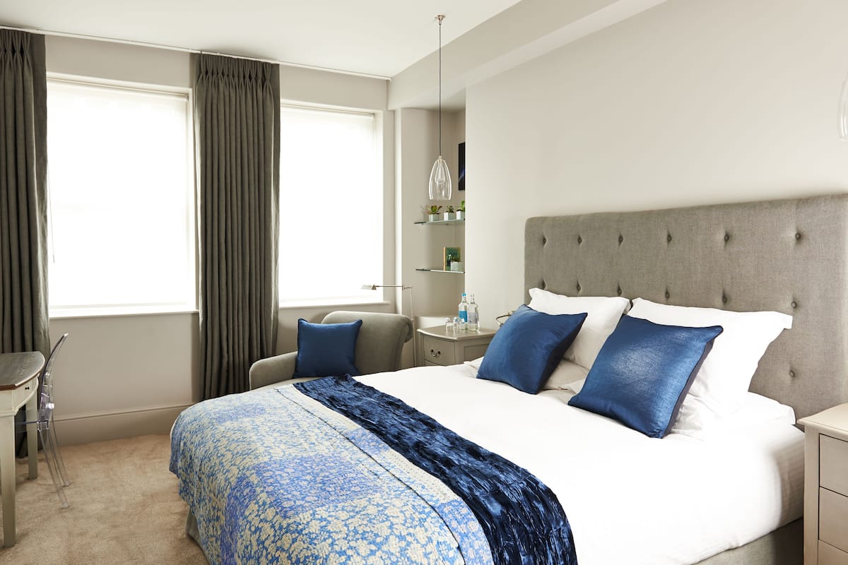 Sängtillbehör av högsta kvalitet, skrivbord och strykjärn/strykbräda