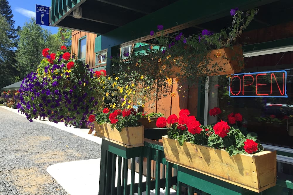 Dwight Village Motel