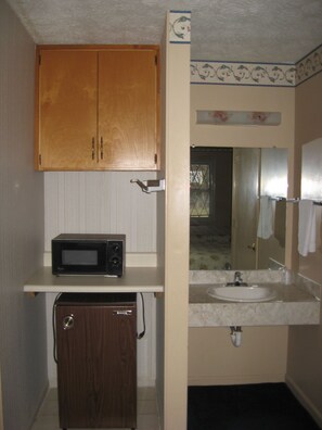 Standard Room, 2 Queen Beds | Mini fridge - Valley Inn (Hamilton)