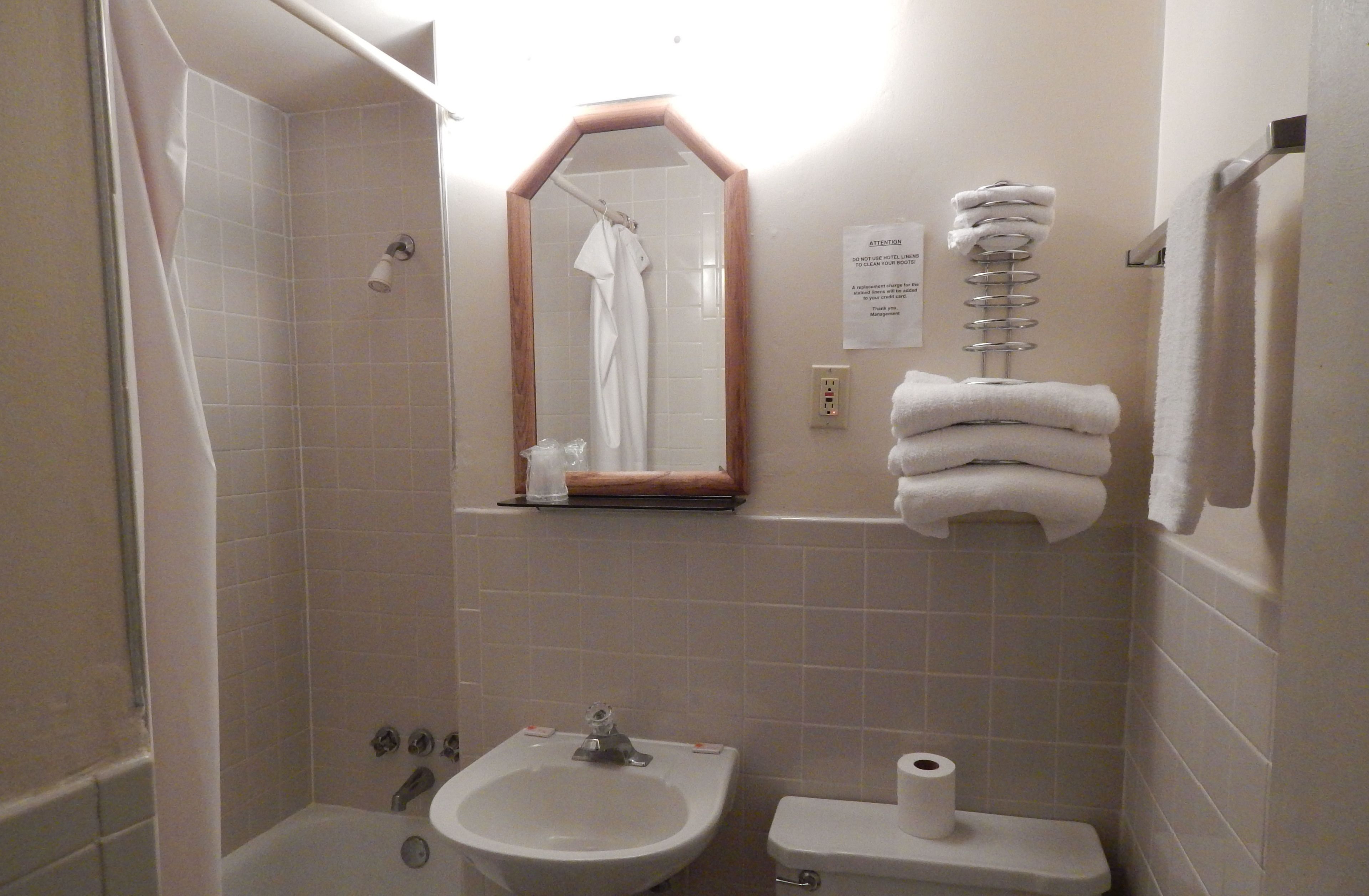 Standard Room, 1 King Bed, Smoking | Bathroom | Combined shower/bathtub, free toiletries, hair dryer, towels