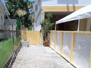 Appartamento Economy, 1 camera da letto, frigorifero e microonde, lato giardino | 1 camera, una cassaforte in camera, con stile personalizzato
