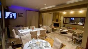 Bữa sáng buffet hàng ngày (4 EUR/mỗi người)