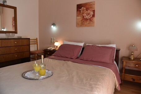 Desk, soundproofing, free cribs/infant beds, rollaway beds