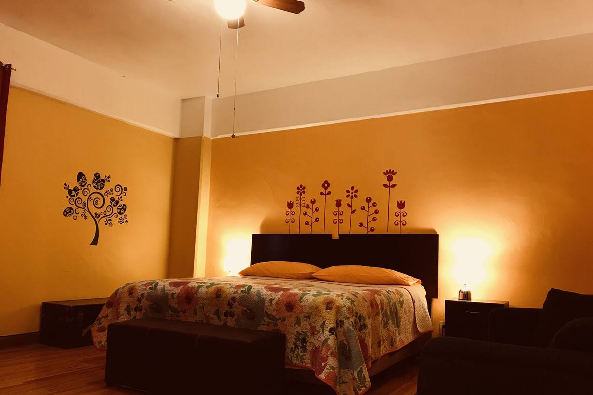 Zimmer, 1 King-Bett (Satsanga) | Kostenloses WLAN, Bettwäsche
