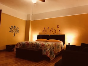 Room, 1 King Bed (Satsanga) | Free WiFi, bed sheets